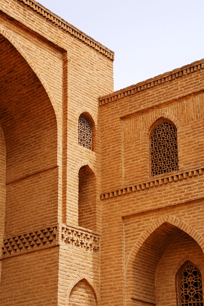پیرنیا درباره سازه بنایی